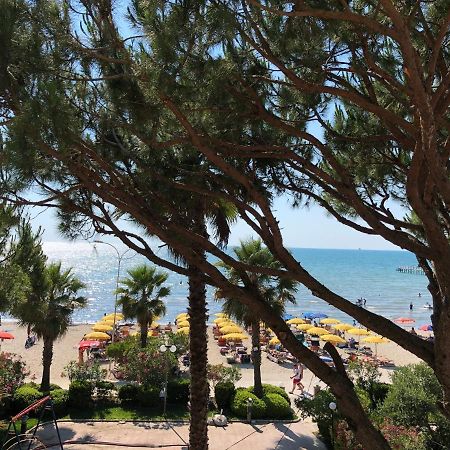 Mali I Robit Beachfront Apartment Голем Экстерьер фото