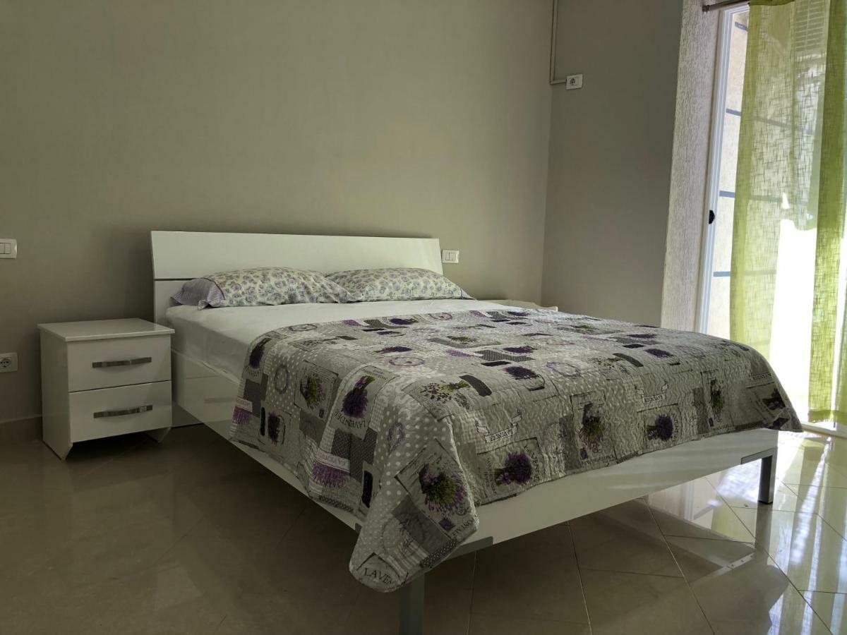 Mali I Robit Beachfront Apartment Голем Экстерьер фото